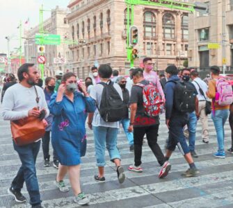 La redistribución de ingresos en México ha mejorado por el salario mínimo y programas sociales desde 2018.