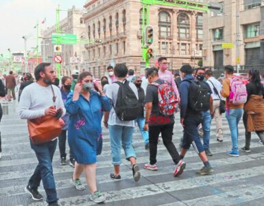 La redistribución de ingresos en México ha mejorado por el salario mínimo y programas sociales desde 2018.