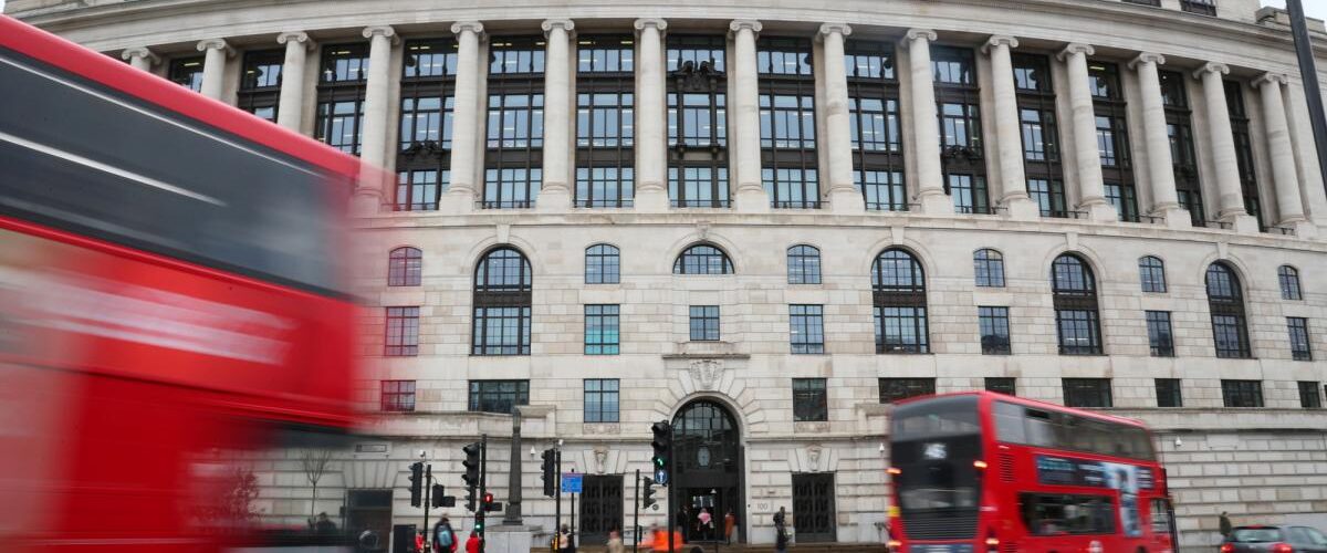 La economía británica muestra leve crecimiento en el sector de servicios, mientras Burnham se prepara para un nuevo liderazgo.