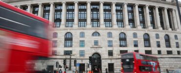 La economía británica muestra leve crecimiento en el sector de servicios, mientras Burnham se prepara para un nuevo liderazgo.