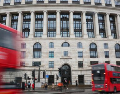 La economía británica muestra leve crecimiento en el sector de servicios, mientras Burnham se prepara para un nuevo liderazgo.