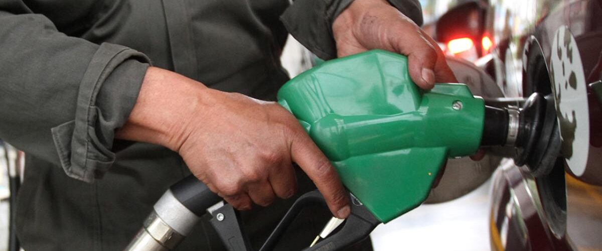 El precio de la gasolina Premium en México ha alcanzado los 28.49 pesos por litro superando al diésel, según expertos.