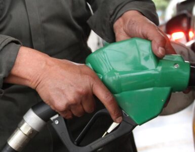 El precio de la gasolina Premium en México ha alcanzado los 28.49 pesos por litro superando al diésel, según expertos.