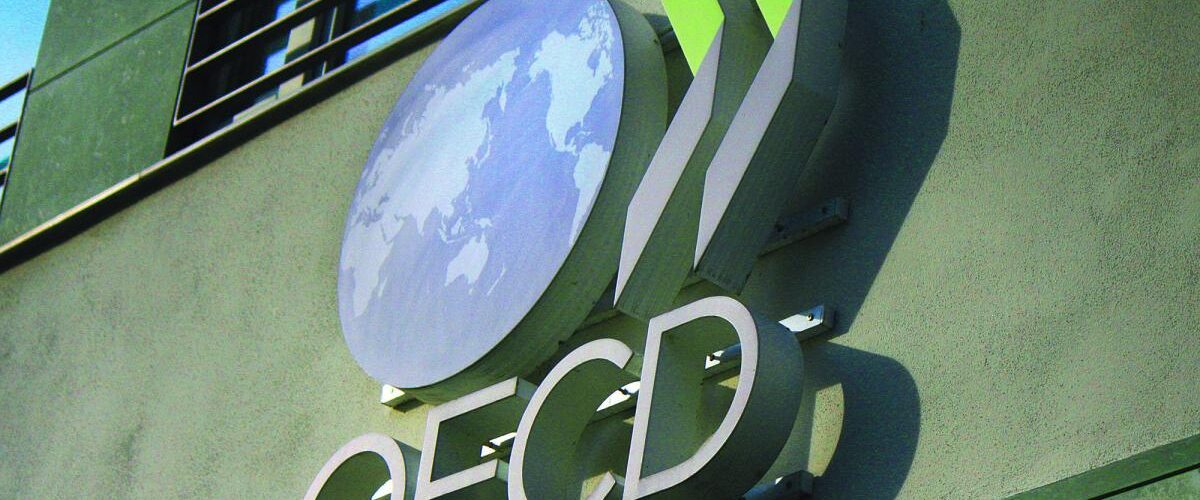 La OCDE confirma que el impuesto mínimo global ha elevado los ingresos fiscales sin afectar el empleo en multinacionales.
