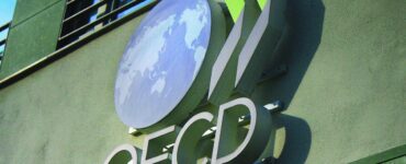 La OCDE confirma que el impuesto mínimo global ha elevado los ingresos fiscales sin afectar el empleo en multinacionales.