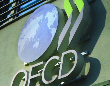 La OCDE confirma que el impuesto mínimo global ha elevado los ingresos fiscales sin afectar el empleo en multinacionales.