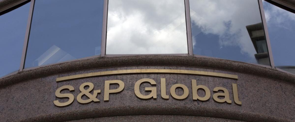 La agencia S&P reafirma su calificación AA+ para EUA, sinalando estabilidad y pronósticos de crecimiento a largo plazo.