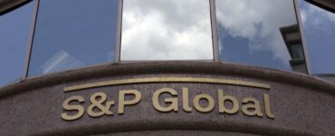 La agencia S&P reafirma su calificación AA+ para EUA, sinalando estabilidad y pronósticos de crecimiento a largo plazo.