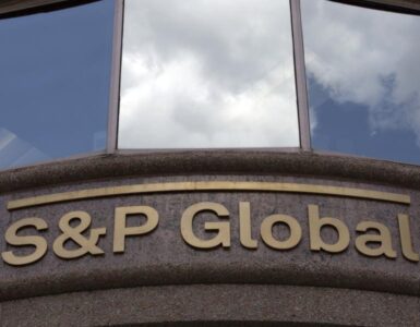 La agencia S&P reafirma su calificación AA+ para EUA, sinalando estabilidad y pronósticos de crecimiento a largo plazo.