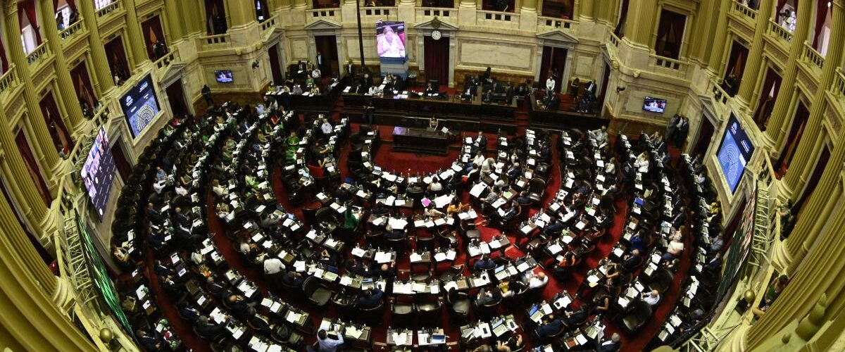 La Cámara de Diputados aprobó el proyecto Súper RIGI y acuerdos con holdouts, marcando un paso significativo en la economía argentina.
