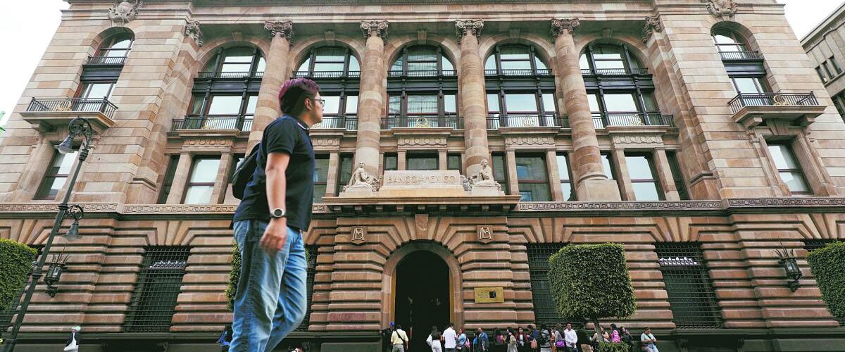 Una reciente encuesta revela que especialistas han modificado su pronóstico de inflación, ubicándola en 4.20% para 2026.