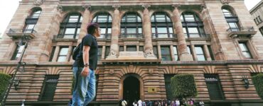 Una reciente encuesta revela que especialistas han modificado su pronóstico de inflación, ubicándola en 4.20% para 2026.