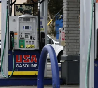 El precio de la gasolina en Estados Unidos sube por primera vez desde mayo debido a la crisis en el mercado del petróleo.