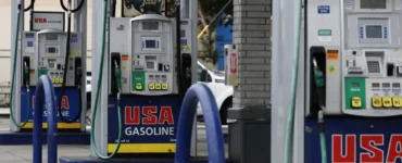El precio de la gasolina en Estados Unidos sube por primera vez desde mayo debido a la crisis en el mercado del petróleo.