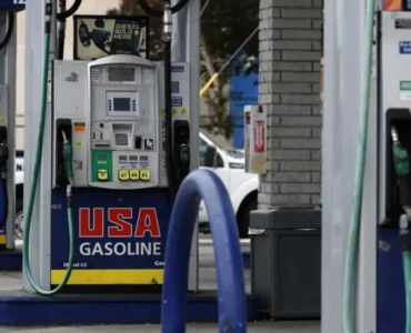 El precio de la gasolina en Estados Unidos sube por primera vez desde mayo debido a la crisis en el mercado del petróleo.