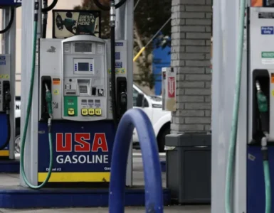 El precio de la gasolina en Estados Unidos sube por primera vez desde mayo debido a la crisis en el mercado del petróleo.