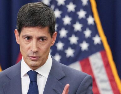 Warsh no aclara las tasas de interés y descarta que la IA cause inflación, lo que crea incertidumbre económica.