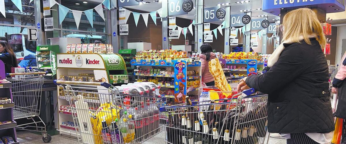 El ministro de economía argentino, Luis Caputo, asegura que la inflación continuará su tendencia a la baja en el país.