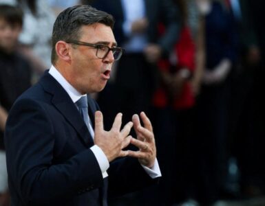El primer ministro Andy Burnham destaca su enfoque en reducir el costo de vida, sumando apoyos para la cultura y música.