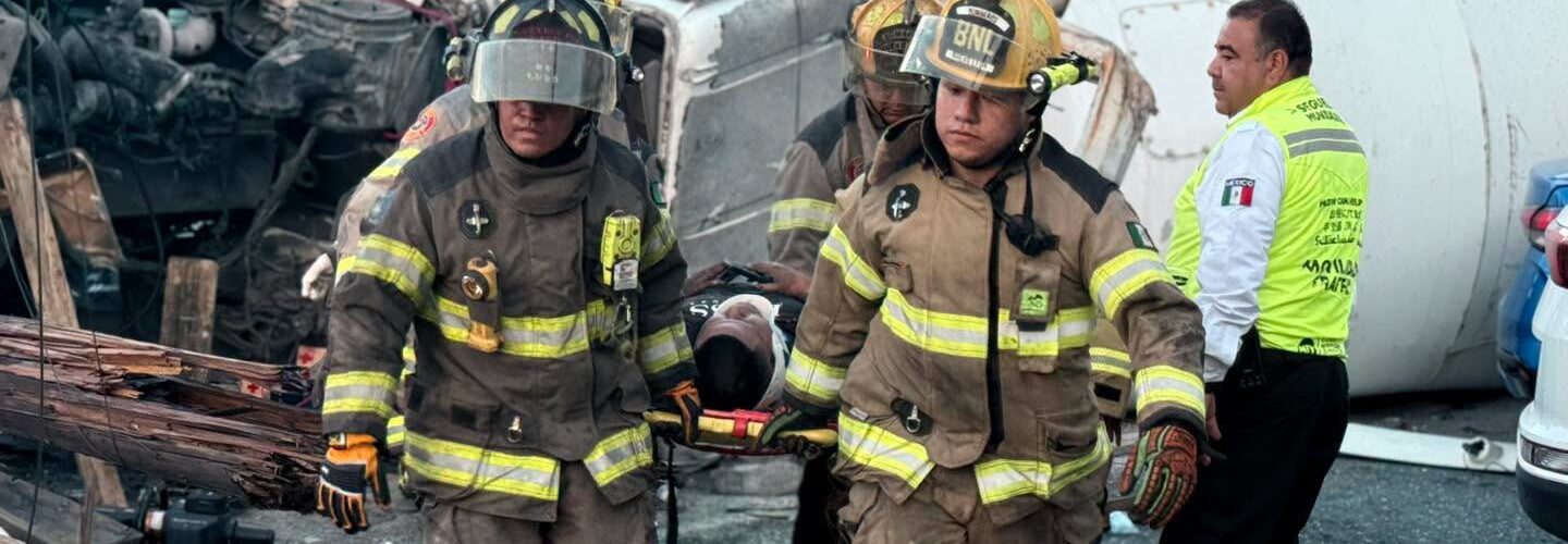 Un hombre quedó atrapado en su vehículo luego de un accidente en Cumbres y fue rescatado por cuerpos de emergencia.