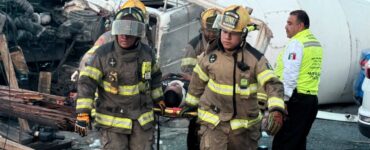 Un hombre quedó atrapado en su vehículo luego de un accidente en Cumbres y fue rescatado por cuerpos de emergencia.