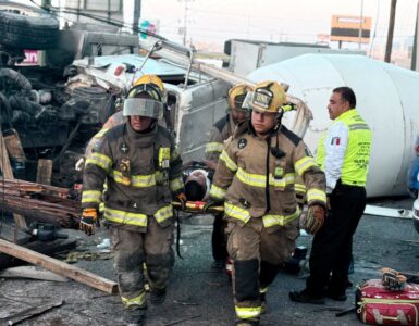 Un hombre quedó atrapado en su vehículo luego de un accidente en Cumbres y fue rescatado por cuerpos de emergencia.