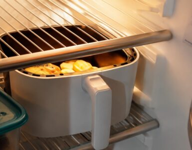 Una inesperada situación en la cocina dejó a una novia sorprendida por la creatividad de su pareja al usar la freidora.