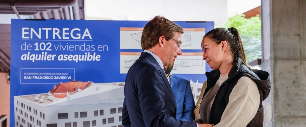 Manuel, a pesar de su ingreso mensual, ha sido rechazado para acceder a viviendas asequibles en la capital española.