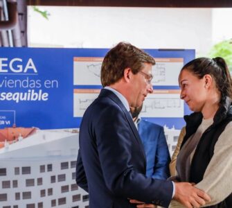 Manuel, a pesar de tener un salario digno, enfrenta la negativa de inmobiliarias para acceder a alquileres asequibles en Madrid.
