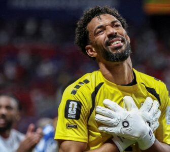 Descubre cómo Vozinha, el arquero de Cabo Verde, sorprendió a grandes selecciones y su futuro en el fútbol.