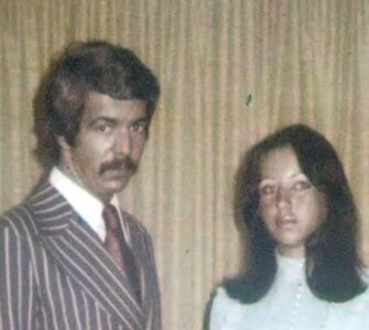 Un inusual flechazo en los años 70 derrumbó planes de boda y desafió los convencionalismos sociales de la época.