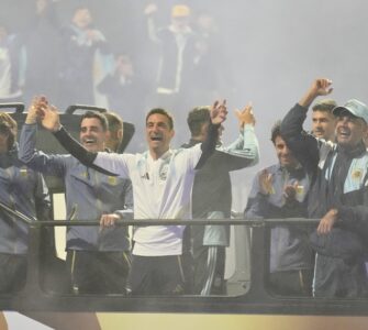 Los jugadores de la selección argentina compartieron un momento especial con los aficionados al llegar a Ezeiza, creando un lazo memorable.