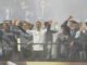 Los jugadores de la selección argentina compartieron un momento especial con los aficionados al llegar a Ezeiza, creando un lazo memorable.