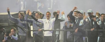 La selección argentina sorprende a sus seguidores con un gesto conmovedor durante su llegada a Ezeiza tras el aeropuerto.