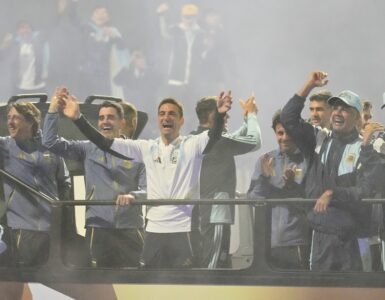 La selección argentina sorprende a sus seguidores con un gesto conmovedor durante su llegada a Ezeiza tras el aeropuerto.