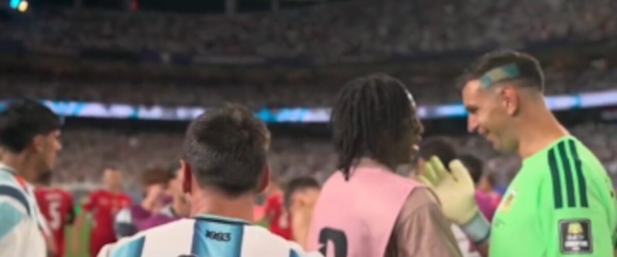 El arquero argentino Dibu Martínez anticipa su traspaso al Aston Villa en un emocionante encuentro con Johan Manzambi.