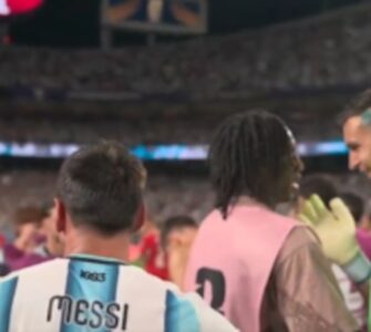 El arquero argentino Dibu Martínez anticipa su traspaso al Aston Villa en un emocionante encuentro con Johan Manzambi.