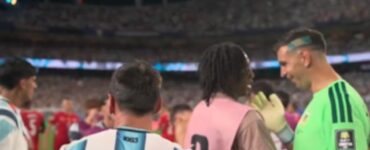 El arquero argentino Dibu Martínez anticipa su traspaso al Aston Villa en un emocionante encuentro con Johan Manzambi.
