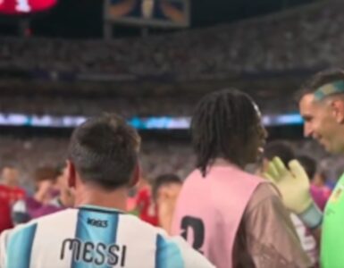 El arquero argentino Dibu Martínez anticipa su traspaso al Aston Villa en un emocionante encuentro con Johan Manzambi.