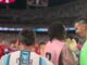El arquero argentino Dibu Martínez anticipa su traspaso al Aston Villa en un emocionante encuentro con Johan Manzambi.