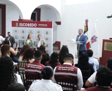 La capacitación de Escobedo busca fomentar el diálogo entre servidores públicos para resolver conflictos de manera efectiva y pacífica.
