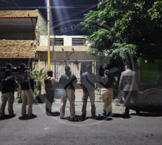 Las autoridades aseguran arsenal, drogas y vehículos en Juárez como parte de la investigación por feminicidio.