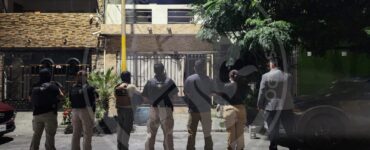 Las autoridades aseguran arsenal, drogas y vehículos en Juárez como parte de la investigación por feminicidio.