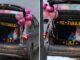 Un jubilado recorrió las calles en el baúl de un auto y su fiesta se hizo viral en TikTok, cautivando a millones.