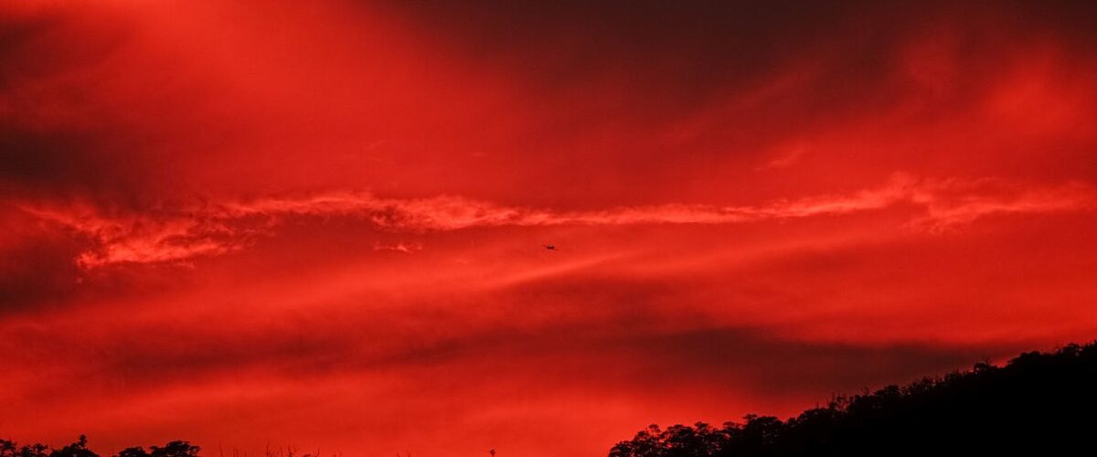 Un intenso atardecer en Caracas sorprende a los habitantes y genera revuelo en las redes sociales.