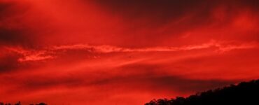 Un intenso atardecer en Caracas sorprende a los habitantes y genera revuelo en las redes sociales.