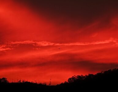 Un intenso atardecer en Caracas sorprende a los habitantes y genera revuelo en las redes sociales.