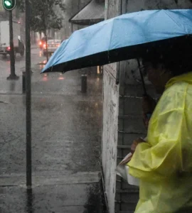 Este martes, la lluvia sorprende a los aficionados mientras la Selección Nacional juega contra Ecuador en los dieciseisavos de final.