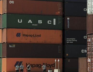 La reciente reforma a la Ley Aduanera podría colapsar la liquidez de múltiples empresas mexicanas, denuncian especialistas.