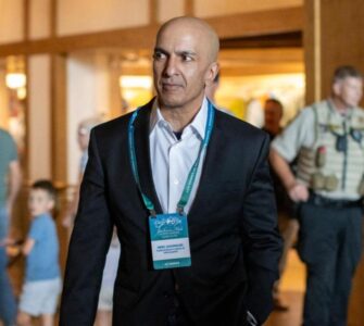El economista Kashkari aborda la inflación en el contexto actual y el aumento de tasas de interés.
